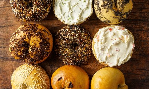 Different types of bagel seasoning topping